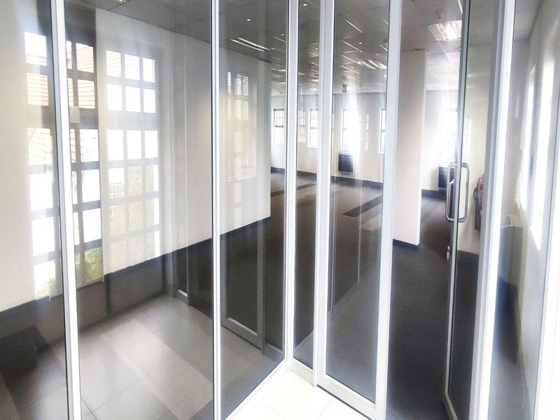 Office space to let in Parktown North - Photo 5