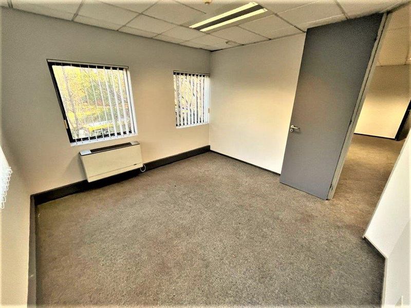 163m2 office space to rent in Parktown - Photo 5