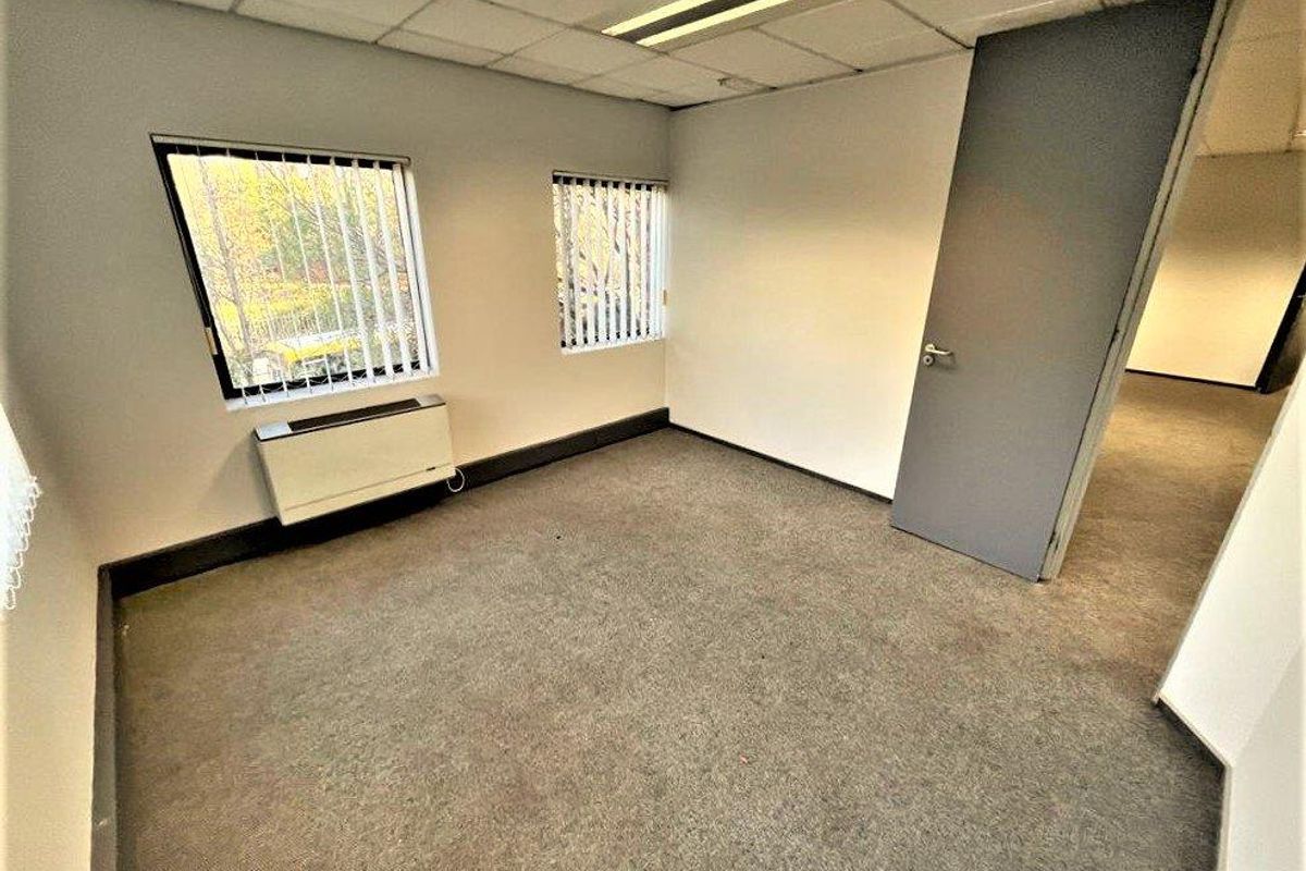 163m2 office space to rent in Parktown - Photo 5