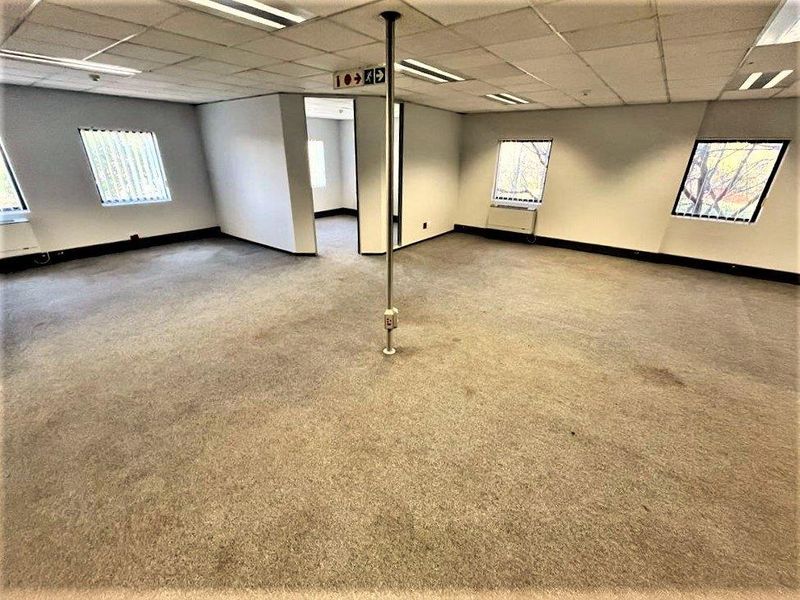 163m2 office space to rent in Parktown - Photo 2