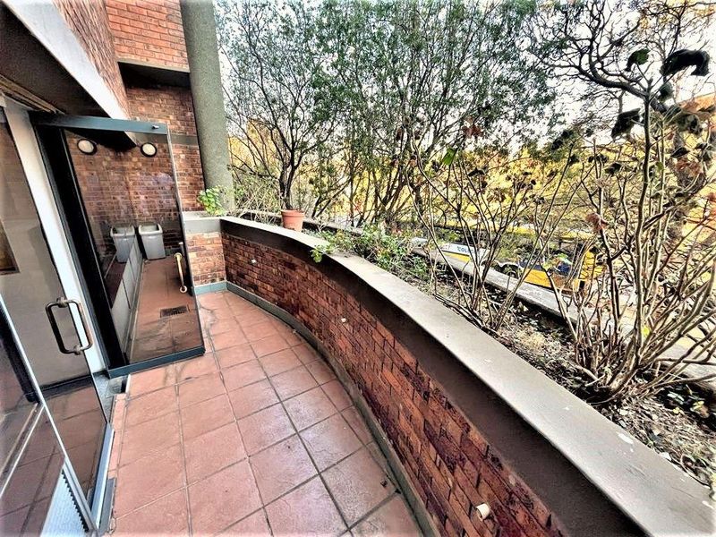 163m2 office space to rent in Parktown - Photo 4
