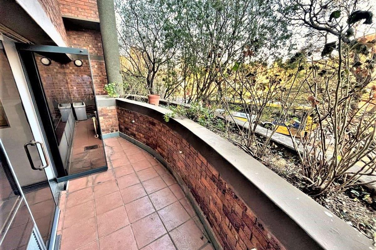 163m2 office space to rent in Parktown - Photo 4