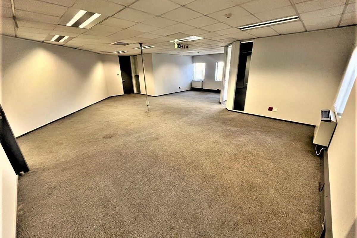 163m2 office space to rent in Parktown - Photo 3