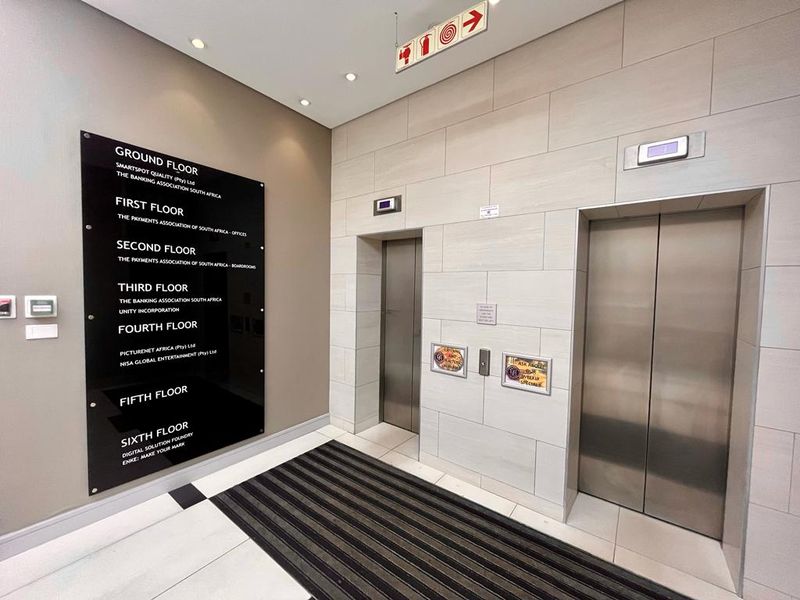 163m2 office space to rent in Parktown - Photo 9