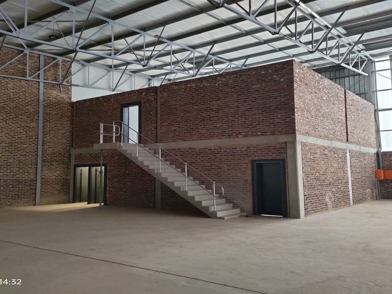 1300m2 To Let or FOR SALE - Photo 3