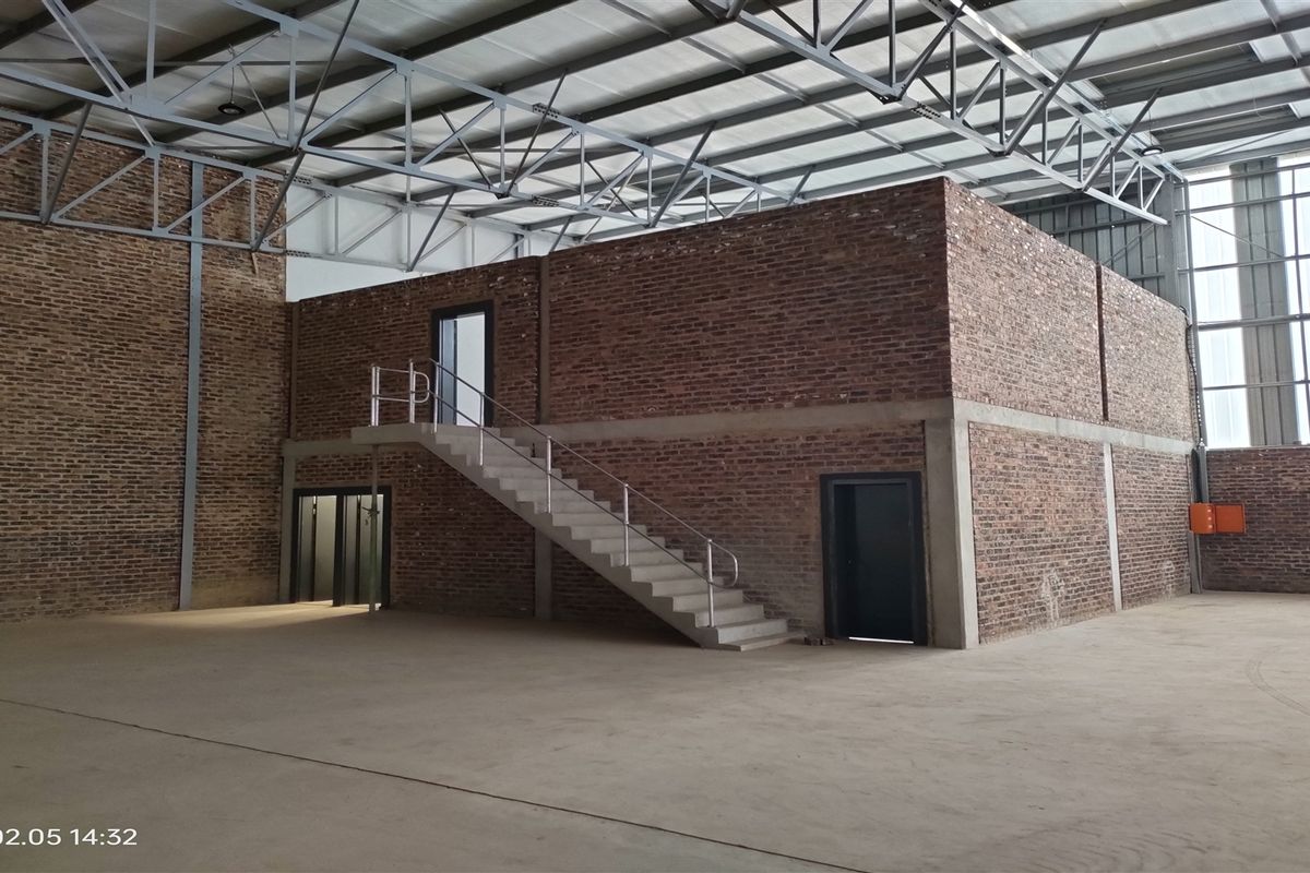 1300m2 To Let or FOR SALE - Photo 3