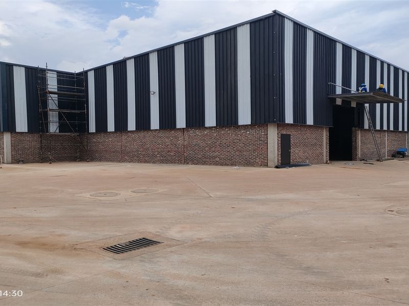 1300m2 To Let or FOR SALE - Photo 2
