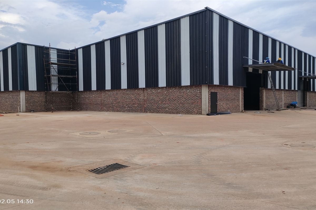 1300m2 To Let or FOR SALE - Photo 2