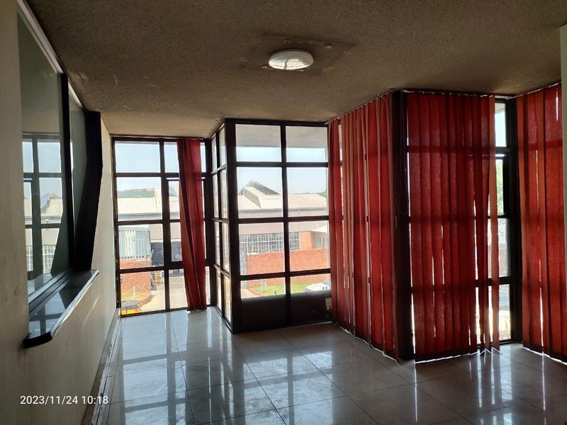 1300m2 warehouse To Let or FOR SALE - Photo 8