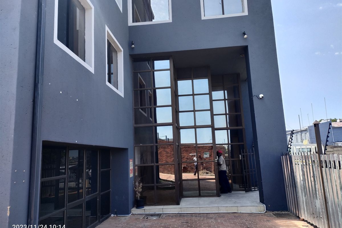 1300m2 warehouse To Let or FOR SALE - Photo 2