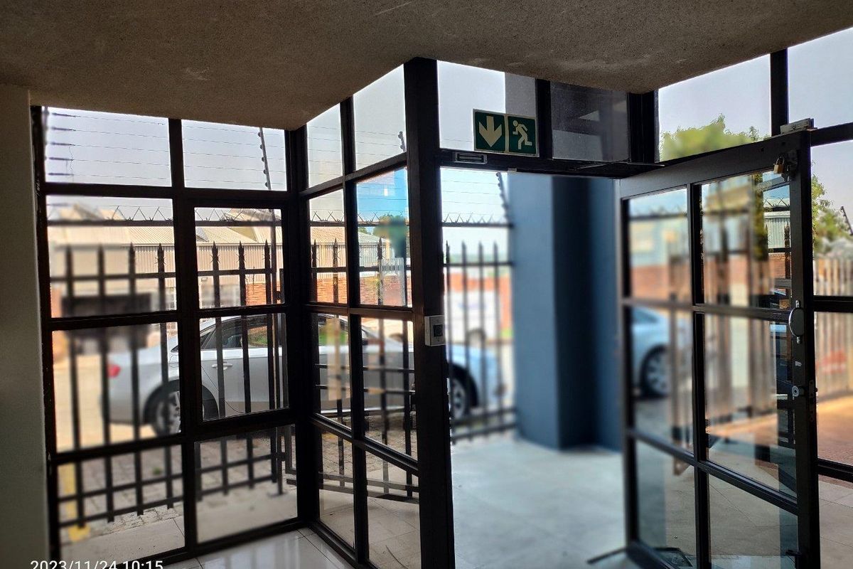 1300m2 warehouse To Let or FOR SALE - Photo 5