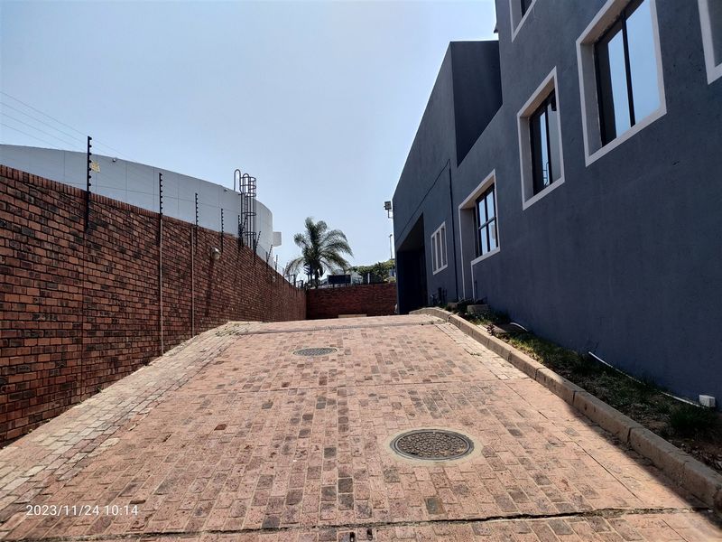 1300m2 warehouse To Let or FOR SALE - Photo 3