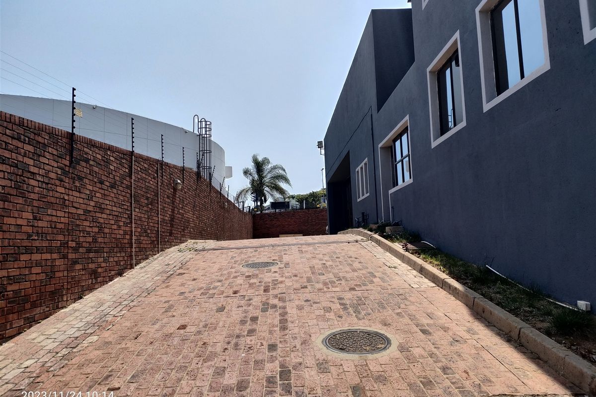 1300m2 warehouse To Let or FOR SALE - Photo 3