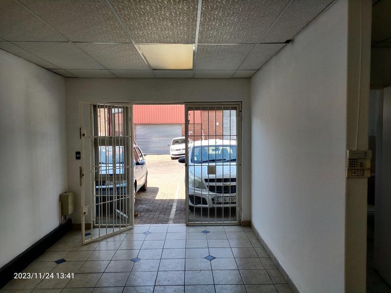 Upmarket 360m2 Mini warehouse - TO LET in NORTHLANDS BUSINESS PARK - Photo 2