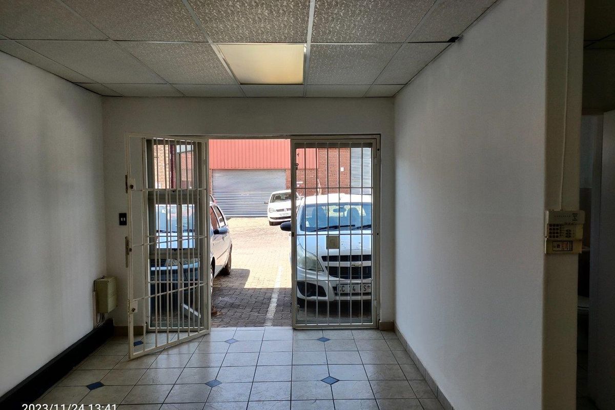 Upmarket 360m2 Mini warehouse - TO LET in NORTHLANDS BUSINESS PARK - Photo 2