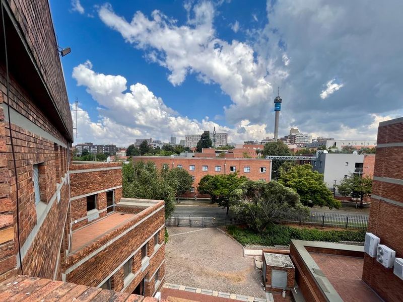542m2 office space to rent in Parktown - Photo 8