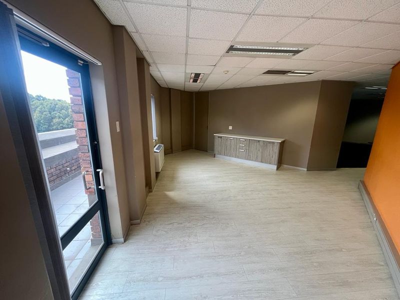 542m2 office space to rent in Parktown - Photo 7