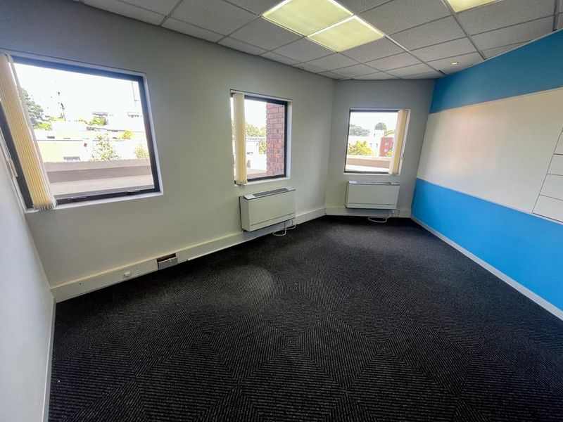 542m2 office space to rent in Parktown - Photo 6