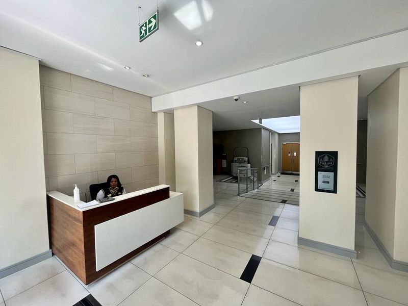 542m2 office space to rent in Parktown - Photo 2