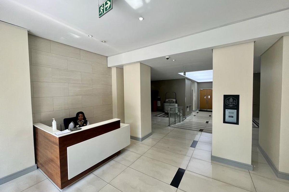 542m2 office space to rent in Parktown - Photo 2