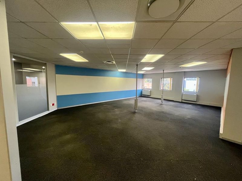 542m2 office space to rent in Parktown - Photo 3