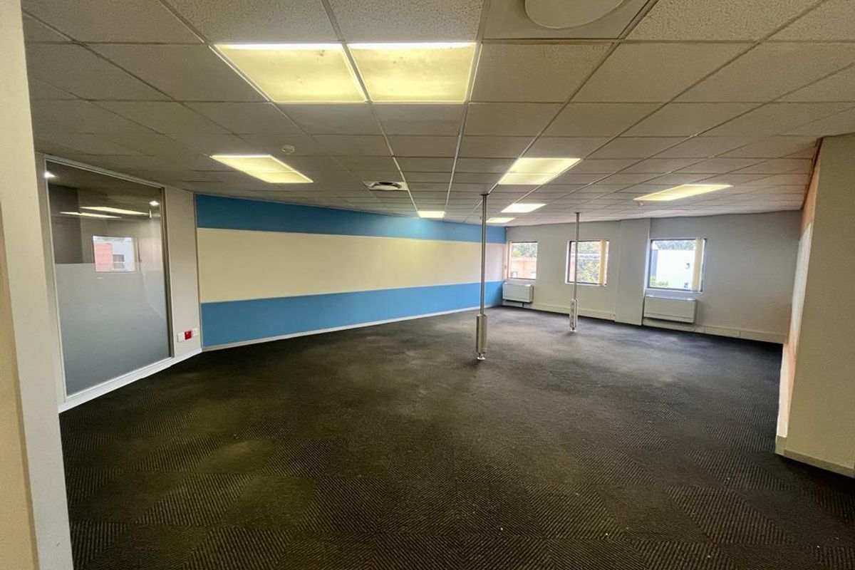 542m2 office space to rent in Parktown - Photo 3