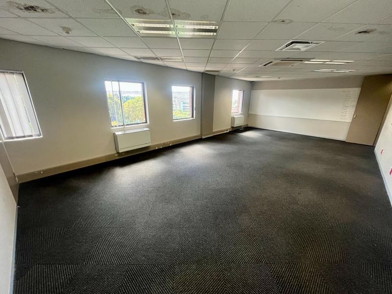 542m2 office space to rent in Parktown - Photo 4