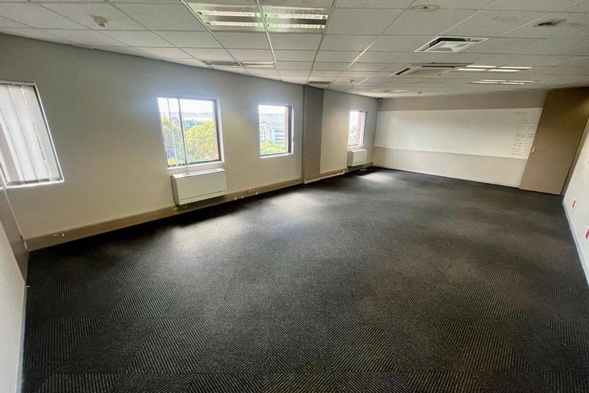 542m2 office space to rent in Parktown - Photo 4