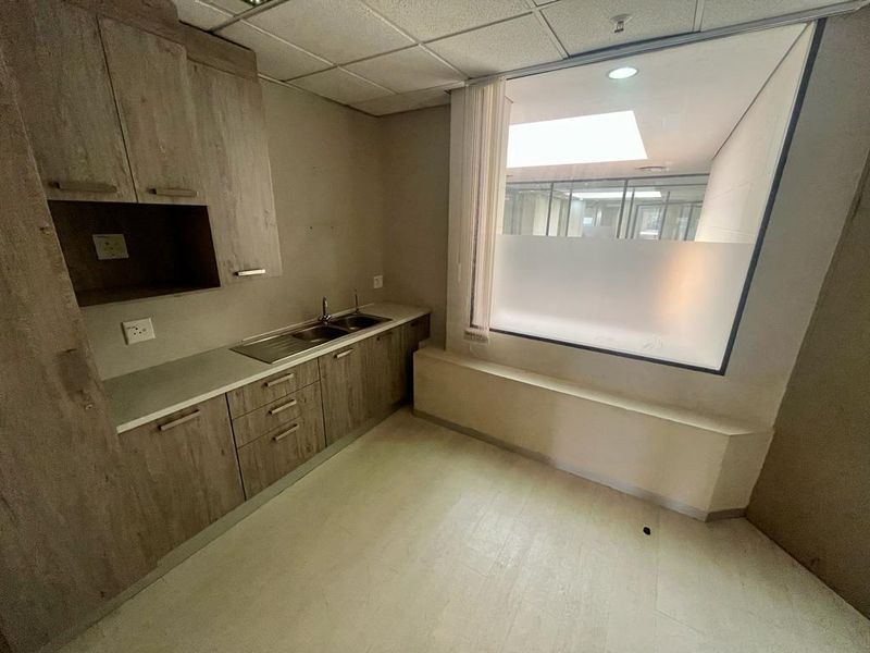 542m2 office space to rent in Parktown - Photo 5