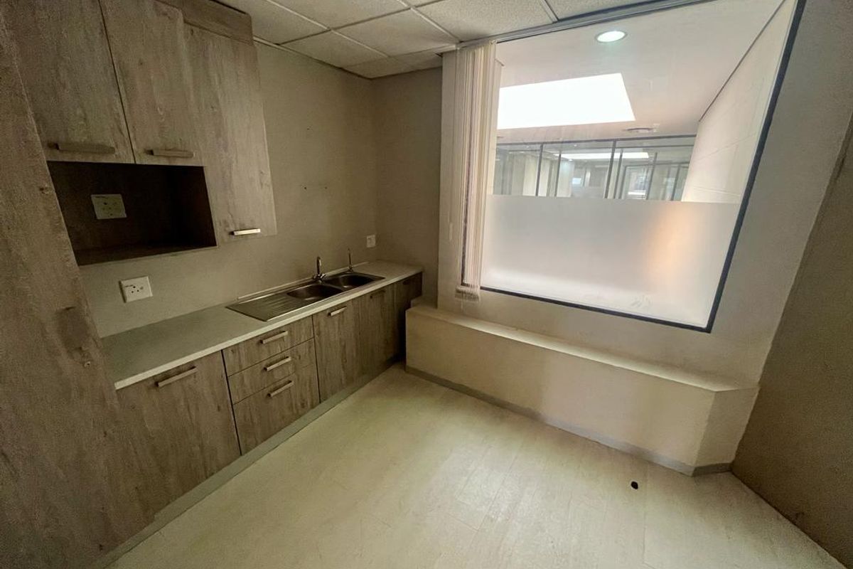 542m2 office space to rent in Parktown - Photo 5