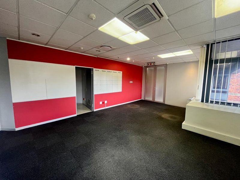 542m2 office space to rent in Parktown - Photo 10
