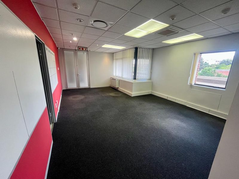 542m2 office space to rent in Parktown - Photo 9