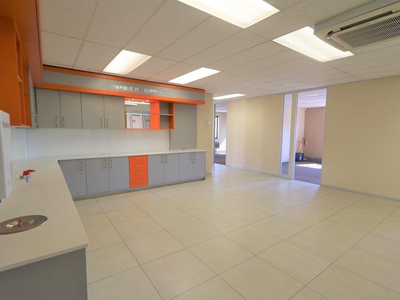 Freestanding Building to let in Rivonia - Photo 2