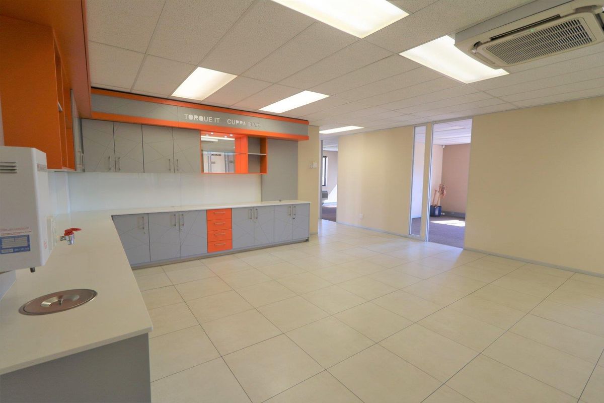 Freestanding Building to let in Rivonia - Photo 2