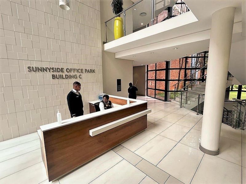 Commercial office space to rent in Parktown - Photo 2