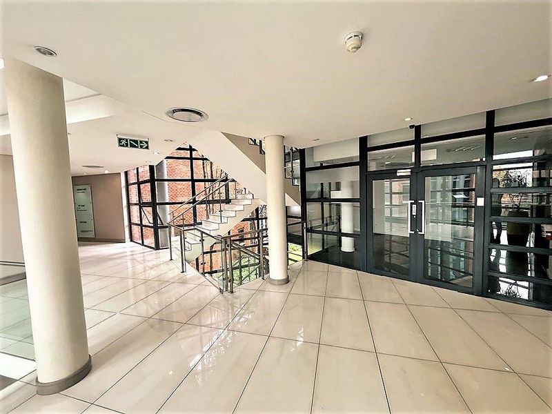 Commercial office space to rent in Parktown - Photo 4