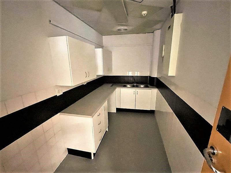 Commercial office space to rent in Parktown - Photo 10