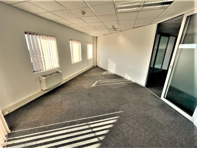 Commercial office space to rent in Parktown - Photo 9