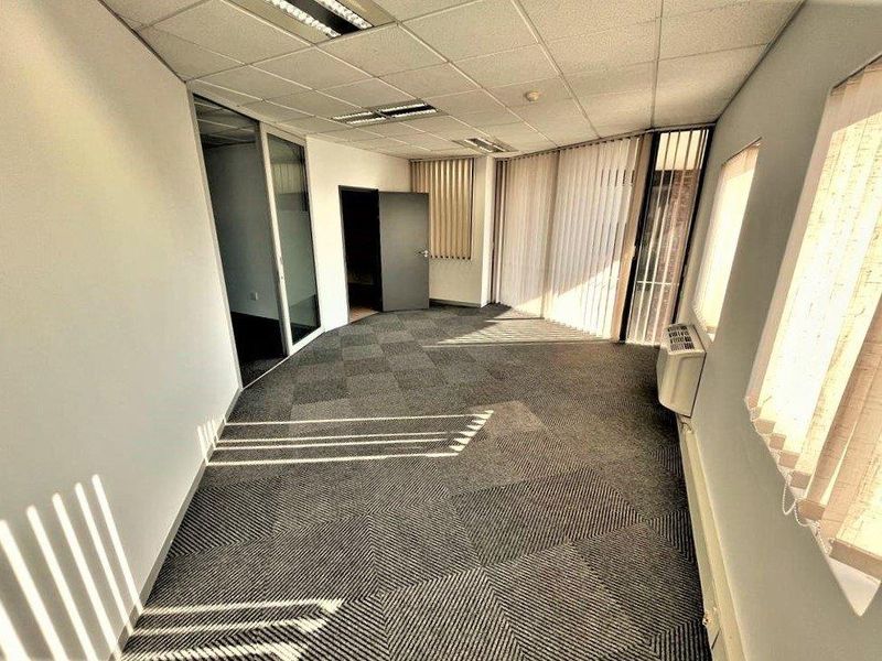 Commercial office space to rent in Parktown - Photo 8