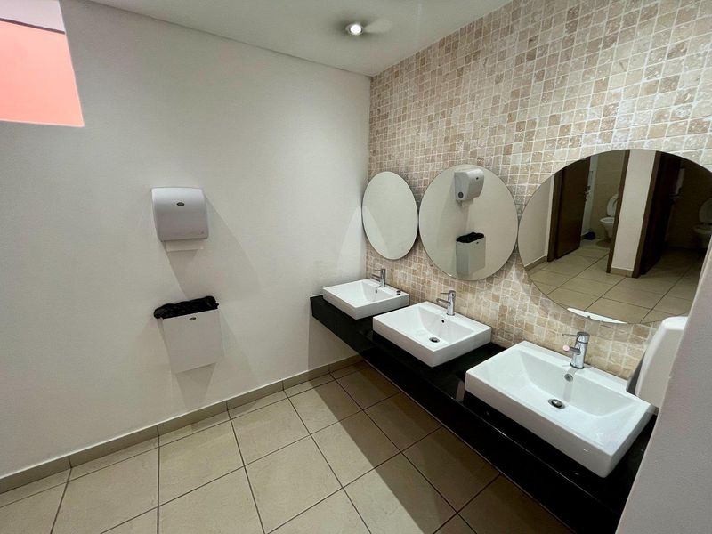 Commercial office space to rent in Parktown - Photo 8