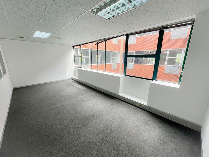 Commercial office space to rent in Parktown - Photo 6
