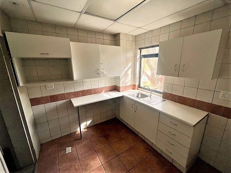 388m2 office space to rent in Parktown - Photo 9