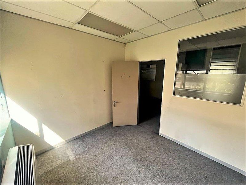 388m2 office space to rent in Parktown - Photo 7
