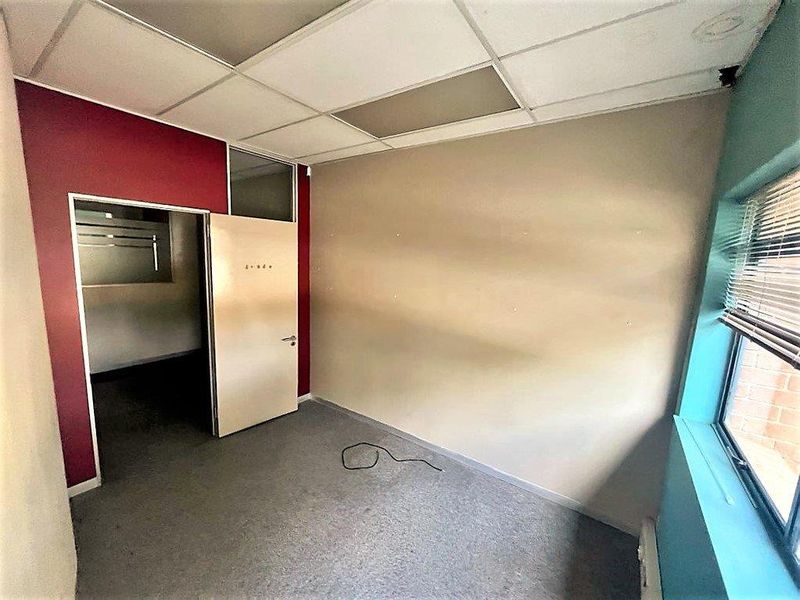 388m2 office space to rent in Parktown - Photo 6