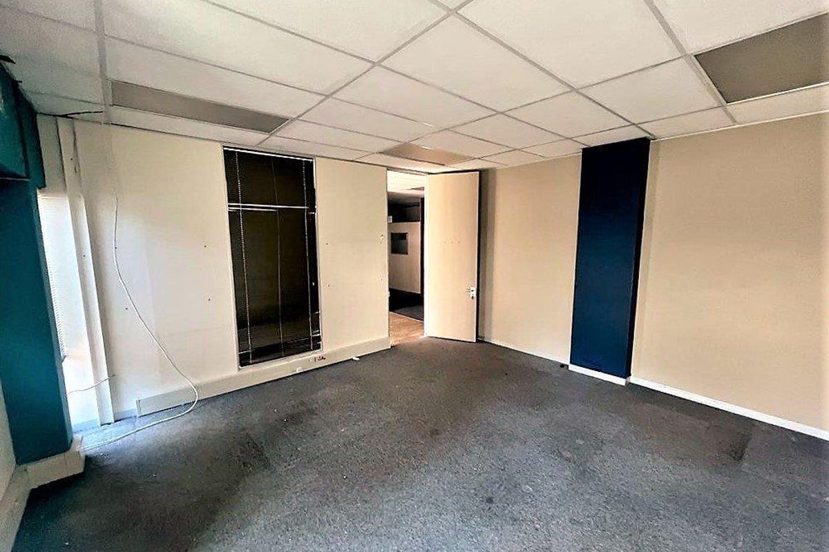 388m2 office space to rent in Parktown - Photo 3