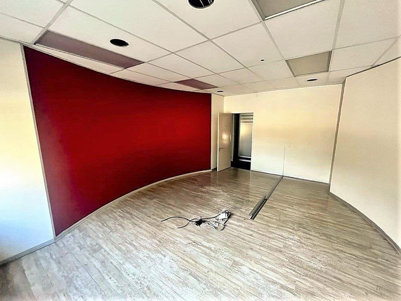 388m2 office space to rent in Parktown - Photo 2