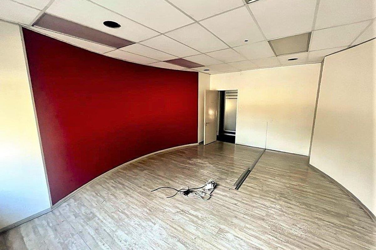 388m2 office space to rent in Parktown - Photo 2
