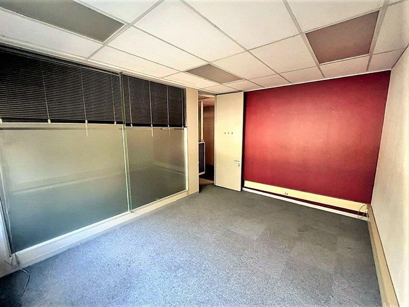 388m2 office space to rent in Parktown - Photo 5