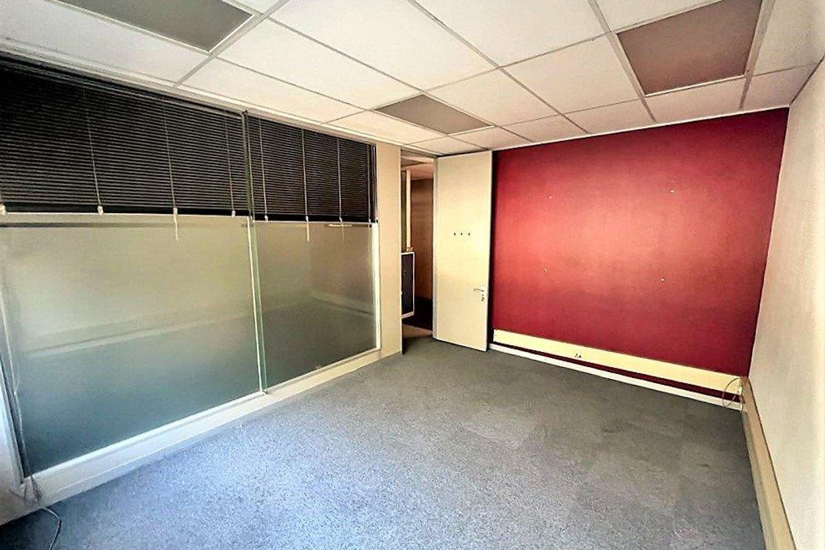 388m2 office space to rent in Parktown - Photo 5