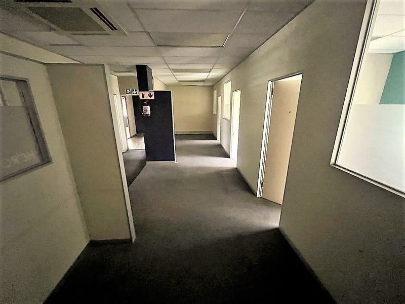 388m2 office space to rent in Parktown - Photo 4